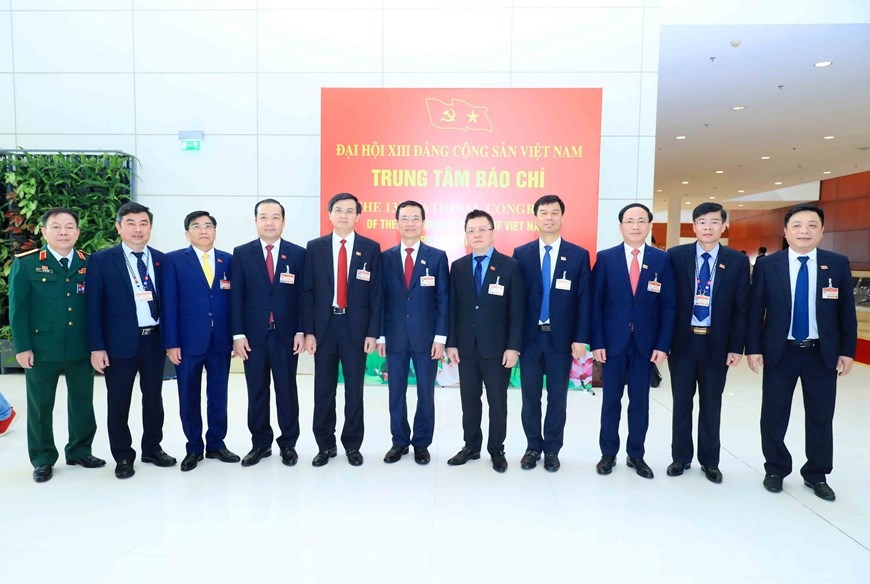 Các đại biểu chụp ảnh lưu niệm trước khi bước vào phiên bế mạc Đại hội.